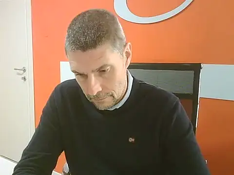 Snapshot of max79ve31 chatting on December 15, 2025, 12:11 pm max79ve31 online show from December 15, 2025, 12:11 pm