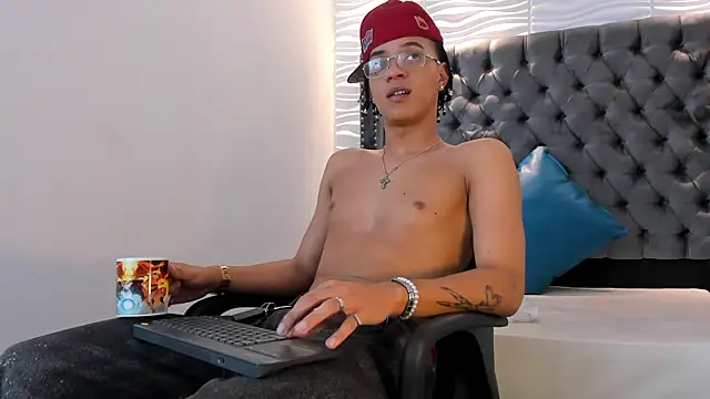 Snapshot of MARSHALL_SPENCER chatting on December 2, 2025, 1:24 pm MARSHALL SPENCER online show from December 2, 2025, 1:24 pm