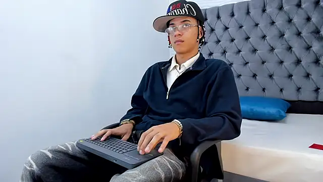 Snapshot of MARSHALL_SPENCER chatting on December 4, 2025, 1:21 pm MARSHALL SPENCER online show from December 4, 2025, 1:21 pm