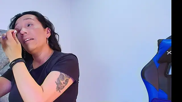 Shantey Laurent online show from November 25, 2025, 1:44 pm