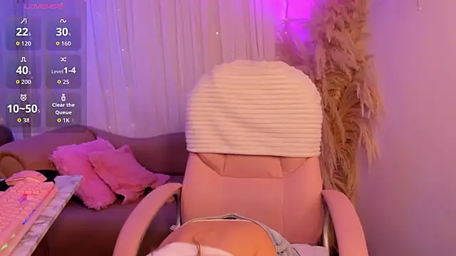 Issa Moon  online show from October 25, 2025, 12:54 am