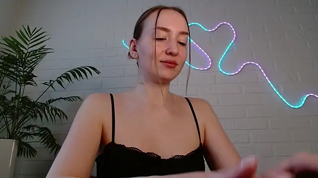 WhitePrincessLuna online show from February 10, 2026, 1:43 pm