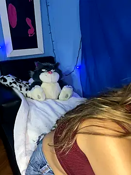 Snapshot of MelanyBabeee2 chatting on December 18, 2025, 10:24 pm MelanyBabeee2 online show from December 18, 2025, 10:24 pm