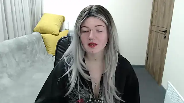 Nika Snow online show from October 18, 2025, 8:05 am