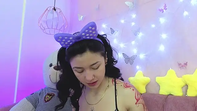 april bennett online show from November 28, 2025, 12:38 pm