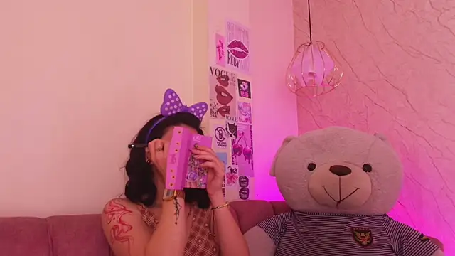 april bennett online show from November 22, 2025, 12:15 pm