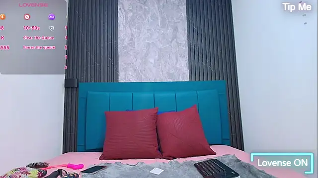 Caroline daring online show from February 26, 2026, 1:22 pm