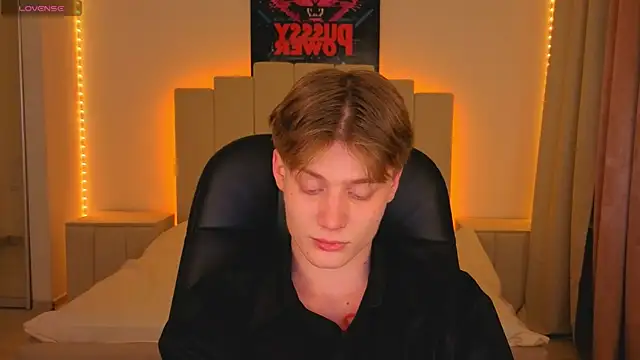 Snapshot of LouieEvans chatting on November 18, 2025, 8:56 pm LouieEvans online show from November 18, 2025, 8:56 pm