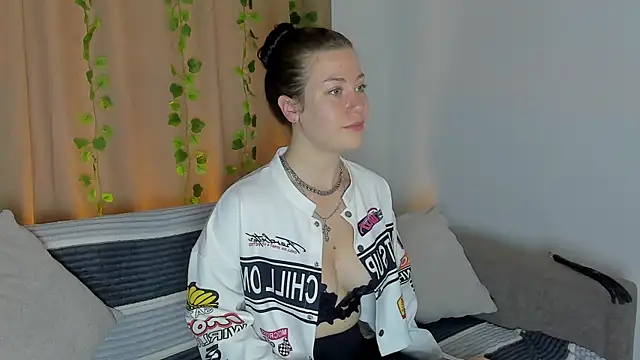 MiaKhallirae online show from October 4, 2025, 4:14 am