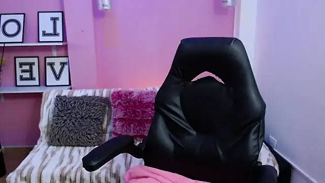 Snapshot of KendallWood_ chatting on November 26, 2025, 8:20 pm KendallWood online show from November 26, 2025, 8:20 pm