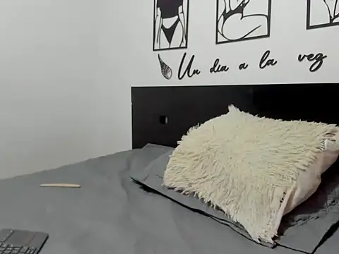 Snapshot of Allison_21_ chatting on November 8, 2025, 3:54 am Allison 21 online show from November 8, 2025, 3:54 am