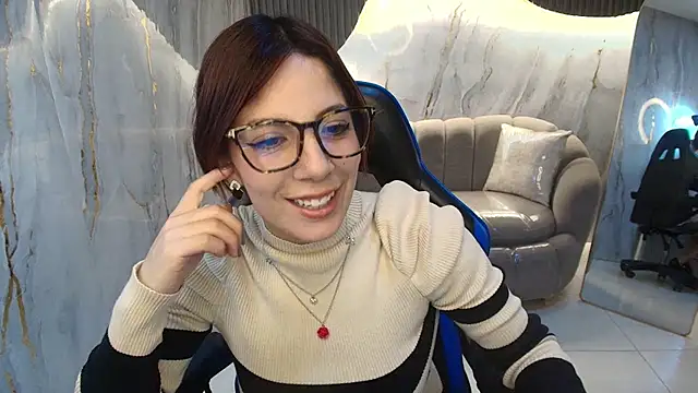 nadia r  online show from July 10, 2026, 7:47 pm