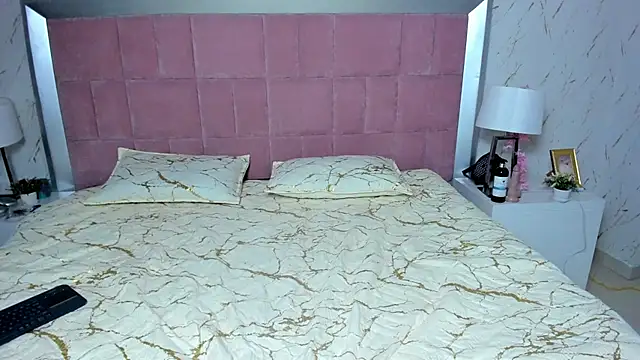 Snapshot of RobinBennett chatting on November 7, 2025, 5:17 pm RobinBennett online show from November 7, 2025, 5:17 pm