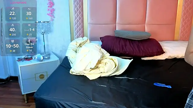 Snapshot of RobinBennett chatting on November 13, 2025, 11:58 am RobinBennett online show from November 13, 2025, 11:58 am