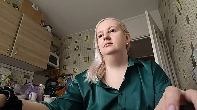 Snapshot of Feyrinn chatting on June 18, 2026, 3:27 am Feyrinn online show from June 18, 2026, 3:27 am