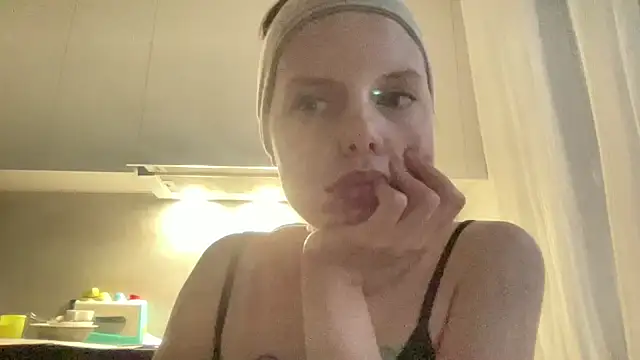Snapshot of Rayonaa chatting on July 2, 2026, 7:42 pm Rayonaa online show from July 2, 2026, 7:42 pm
