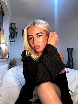 Snapshot of BlondeBetty chatting on September 11, 2025, 6:19 pm BlondeBetty online show from September 11, 2025, 6:19 pm