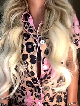 Snapshot of BlondeBetty chatting on October 14, 2025, 6:30 pm BlondeBetty online show from October 14, 2025, 6:30 pm