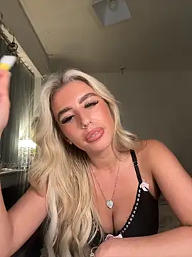 Snapshot of BlondeBetty chatting on October 15, 2025, 9:23 pm BlondeBetty online show from October 15, 2025, 9:23 pm