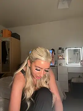 Snapshot of BlondeBetty chatting on November 13, 2025, 5:06 pm BlondeBetty online show from November 13, 2025, 5:06 pm