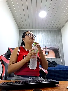 Snapshot of susan_mooree chatting on November 28, 2025, 6:41 pm susan mooree online show from November 28, 2025, 6:41 pm