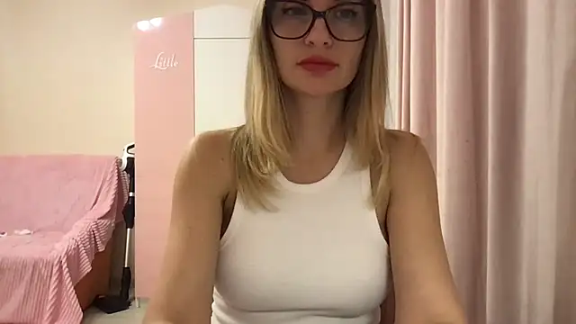 KarelliaStar online show from April 18, 2026, 5:04 pm