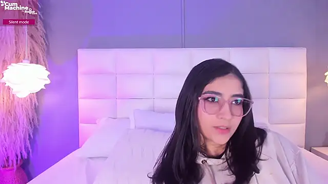 LunaBloomn online show from April 18, 2026, 5:04 pm