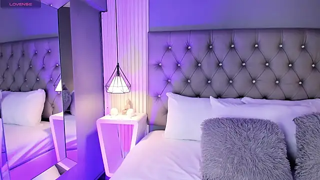 Snapshot of LunaBloomn chatting on February 13, 2026, 5:13 pm LunaBloomn online show from February 13, 2026, 5:13 pm