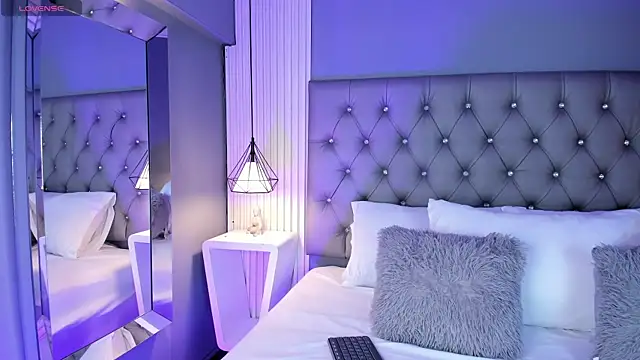 Snapshot of LunaBloomn chatting on January 10, 2026, 5:08 pm LunaBloomn online show from January 10, 2026, 5:08 pm