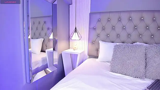 Snapshot of LunaBloomn chatting on December 20, 2025, 5:05 pm LunaBloomn online show from December 20, 2025, 5:05 pm