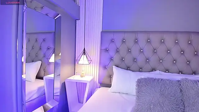 Snapshot of LunaBloomn chatting on December 22, 2025, 5:02 pm LunaBloomn online show from December 22, 2025, 5:02 pm