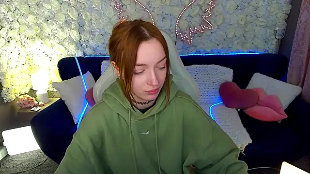 FoxyMayy online show from April 10, 2026, 6:42 am