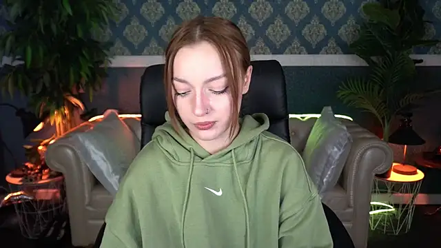 FoxyMayy online show from April 17, 2026, 2:20 pm