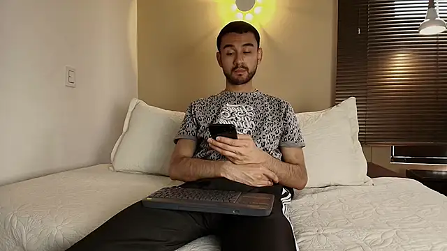 Snapshot of Axel_Moon_S chatting on November 28, 2025, 3:45 pm Axel Moon S online show from November 28, 2025, 3:45 pm