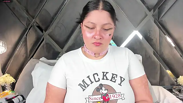 AlisonHalle online show from November 12, 2025, 6:01 pm