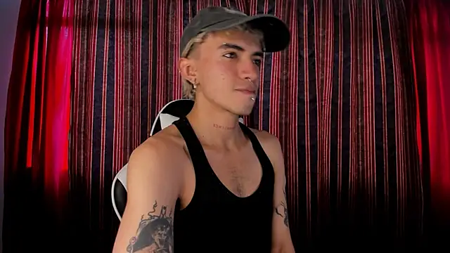 Snapshot of guynextdo0r chatting on November 6, 2025, 8:02 pm guynextdo0r online show from November 6, 2025, 8:02 pm