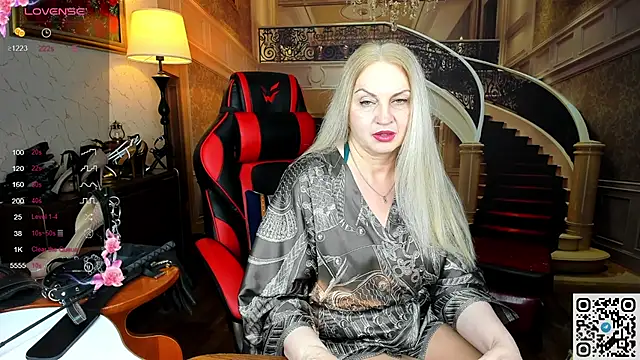 Nina Devillle online show from April 5, 2026, 11:00 pm