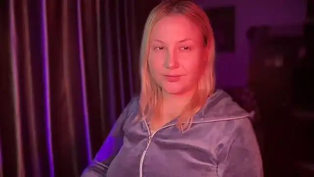 Snapshot of BikiHellena chatting on February 2, 2026, 5:23 pm BikiHellena online show from February 2, 2026, 5:23 pm