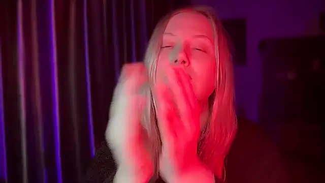 Snapshot of BikiHellena chatting on February 4, 2026, 7:31 pm BikiHellena online show from February 4, 2026, 7:31 pm