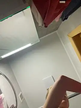 Snapshot of MartaLuna_ chatting on October 4, 2025, 7:59 pm MartaLuna online show from October 4, 2025, 7:59 pm