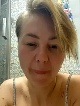 Snapshot of MartaLuna_ chatting on November 22, 2025, 9:13 pm MartaLuna online show from November 22, 2025, 9:13 pm