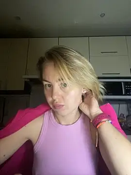 Snapshot of MartaLuna_ chatting on November 12, 2025, 6:12 pm MartaLuna online show from November 12, 2025, 6:12 pm