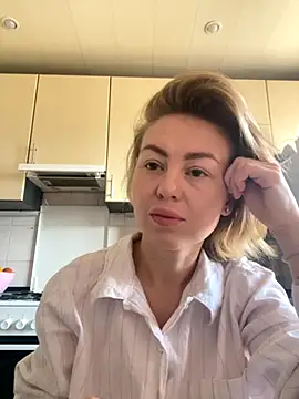 Snapshot of MartaLuna_ chatting on November 15, 2025, 6:39 am MartaLuna online show from November 15, 2025, 6:39 am