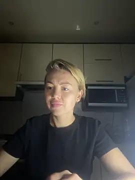 Snapshot of MartaLuna_ chatting on November 13, 2025, 3:38 pm MartaLuna online show from November 13, 2025, 3:38 pm