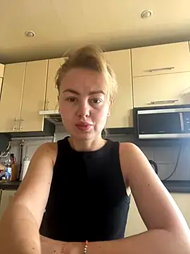 Snapshot of MartaLuna_ chatting on October 29, 2025, 7:18 am MartaLuna online show from October 29, 2025, 7:18 am