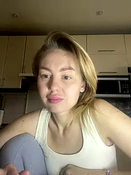 Snapshot of MartaLuna_ chatting on December 3, 2025, 7:30 am MartaLuna online show from December 3, 2025, 7:30 am