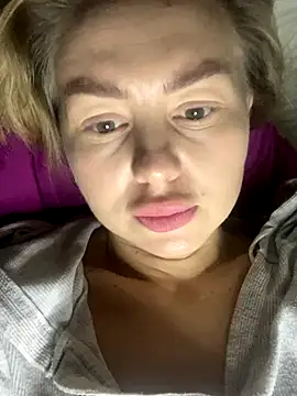 Snapshot of MartaLuna_ chatting on November 16, 2025, 7:40 pm MartaLuna online show from November 16, 2025, 7:40 pm