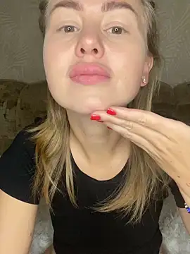 Snapshot of MartaLuna_ chatting on October 15, 2025, 9:17 am MartaLuna online show from October 15, 2025, 9:17 am