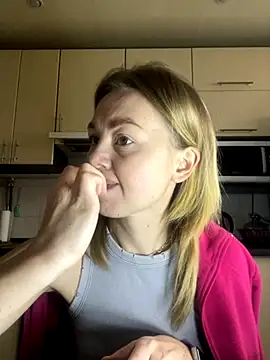 Snapshot of MartaLuna_ chatting on December 5, 2025, 11:09 am MartaLuna online show from December 5, 2025, 11:09 am