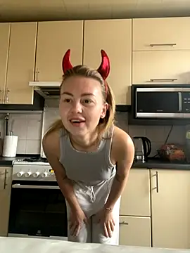 Snapshot of MartaLuna_ chatting on October 28, 2025, 8:35 am MartaLuna online show from October 28, 2025, 8:35 am